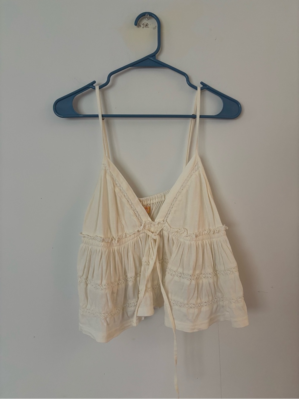 urban outfitters ivory cream boho lace flowy ruffle v neck crop tank top🤍